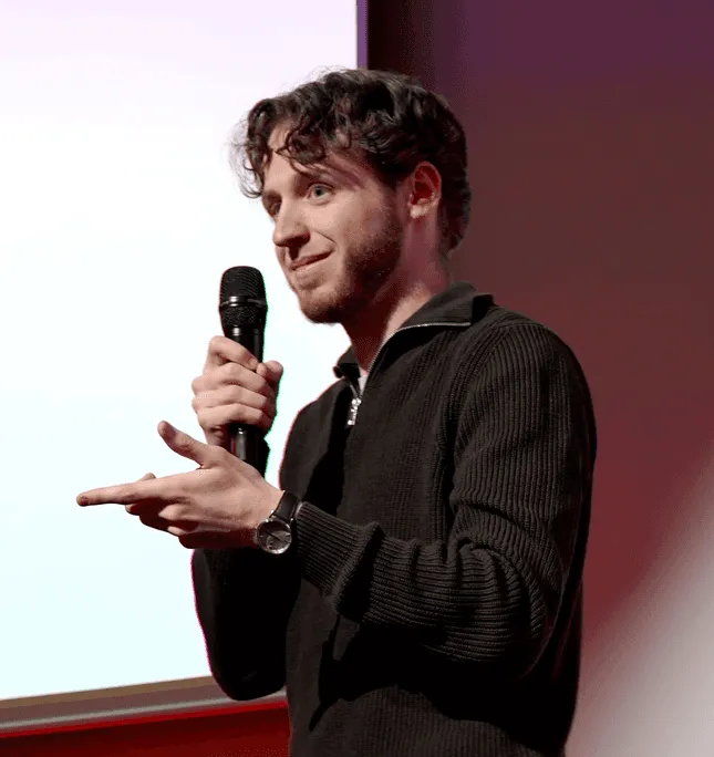 Clément Geynet, cofondateur de ZénithIA, au micro pendant une conférence
