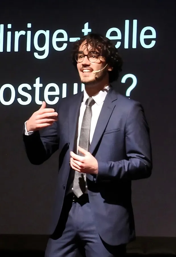 Enzo Donati, cofondateur de ZénithIA, sur scène pendant une conférence