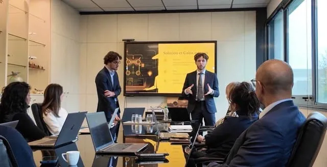 Les cofondateurs présentent une solution et ses gains à un client en salle de réunion