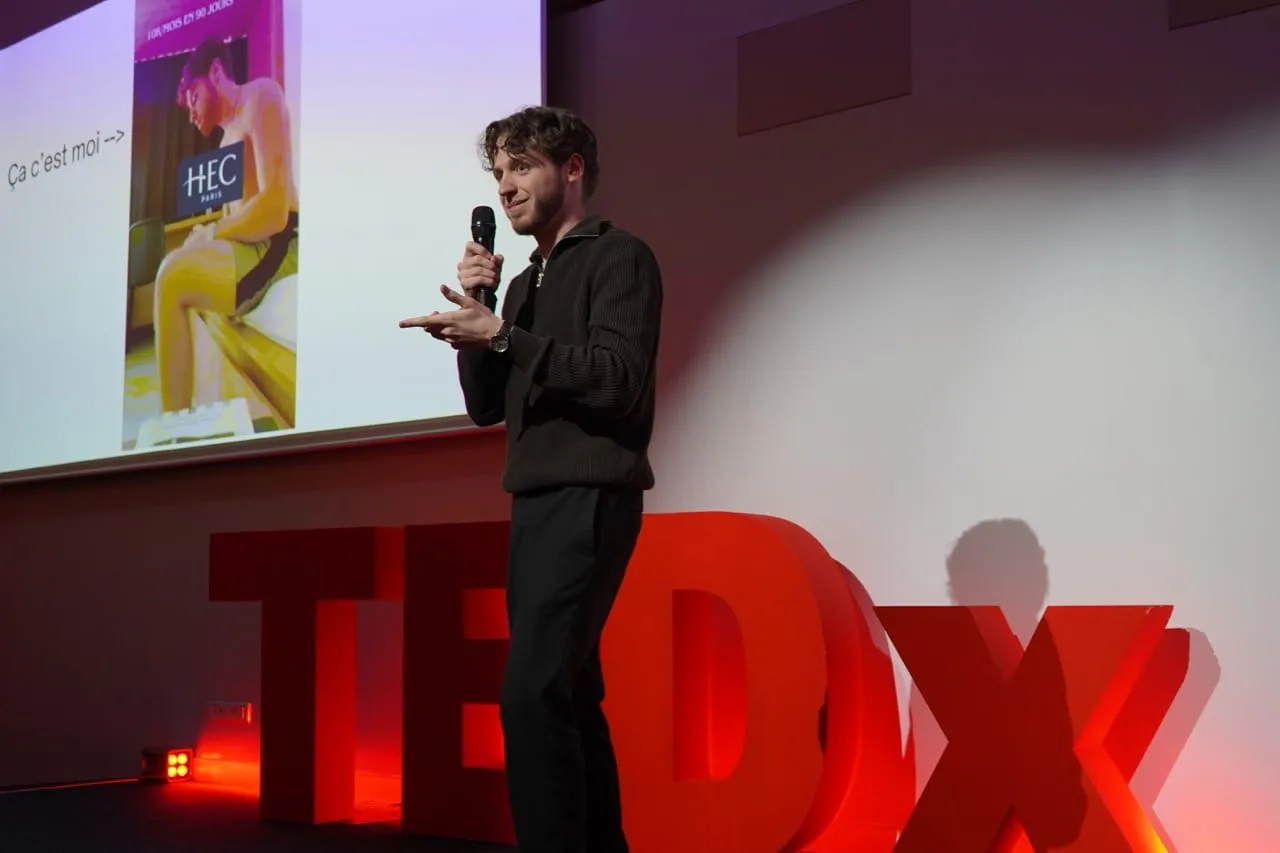 Clément Geynet au micro sur la scène d’un TEDx