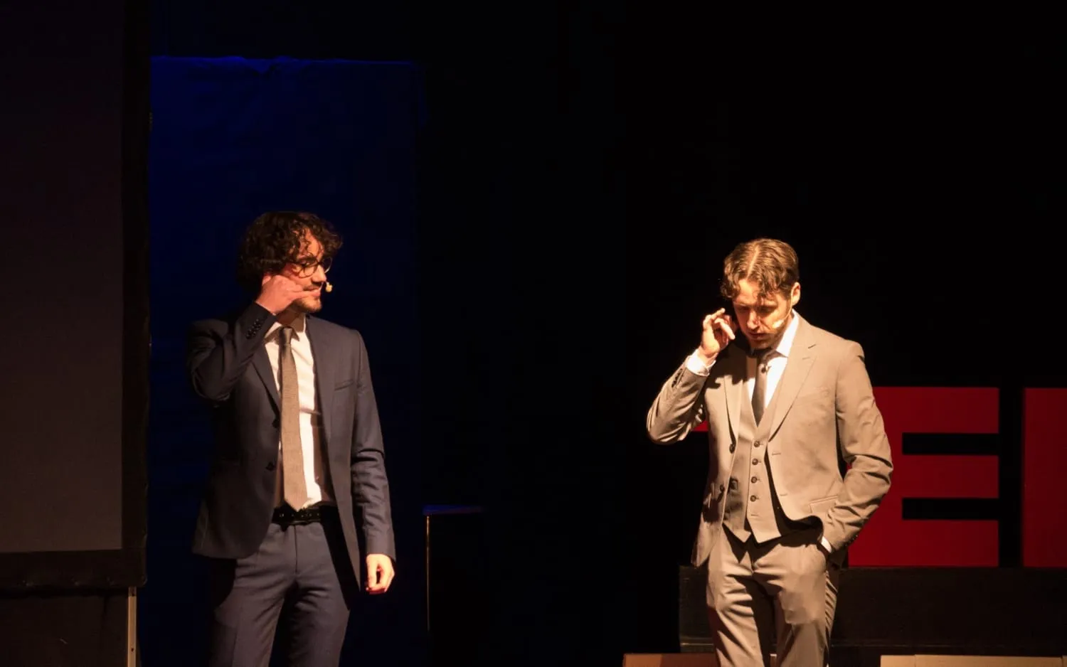 Clément Geynet et Enzo Donati sur la scène d’un TEDx
